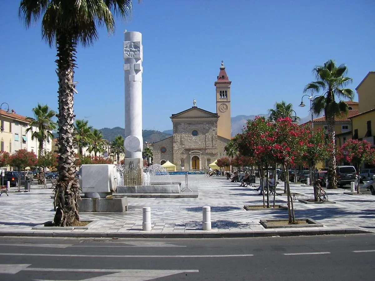 L'Orologio Matto Villa Marina di Carrara Nyaraló
